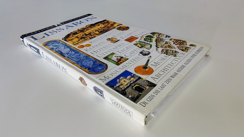 Tweedehands boek: Capitool reisgids Lissabon van auteur S. Boulton - Paperback in goede staat. Lichte verkleuring witte bladzijdes, verder onbeschreven en netjes.