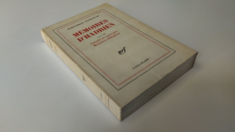 Tweedehands boek: Memoires D'Hadrien van auteur Marguerite Yourcenar - In goede staat. Franstalige paperback met flappen. Kaft en rug licht verkleurd door ouderdom met gebruikssporen langs de randen. Pagina’s licht verkleurd maar stevig en goed leesbaar. Ex Libris relief stempel vooring