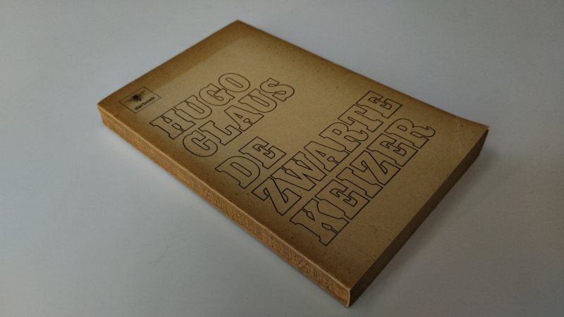 Tweedehands boek: De Zwarte Keizer van auteur Hugo Claus - In goede staat. Nederlandstalige paperback met ex libris plakaat op het schutblad. Zowel kaft als pagina's zijn verkleurd, maar netjes en onbeschreven.