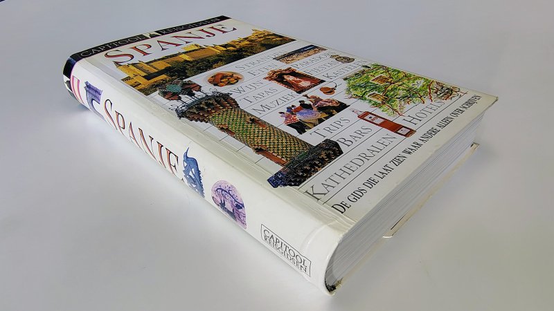 Tweedehands boek: Capitool reisgids Spanje van auteur John Ardagh - Paperback met flappen lichte gebruikerssporen randen kaft en lichte verkleuring. Aantekening achterin, verder onbeschreven en netjes.