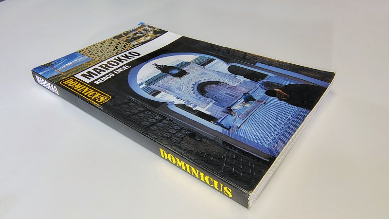 Tweedehands boek: Dominicus-reisgids Marokko van auteur Remco Ensel - Paperback met rechte rug zonder leesvouwen. Lichte gebruikerssporen randen kaft. Witte bladzijdes lichte verkleuring verder onbeschreven en netjes.