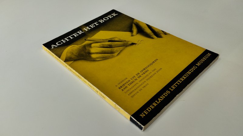 Tweedehands boek: Achter het Boek van auteur Diverse auteurs - In goede staat. Nederlandstalige paperback. Kaft licht verkleurd met lichte slijtage langs de randen en rug. Pagina’s netjes en schoon.