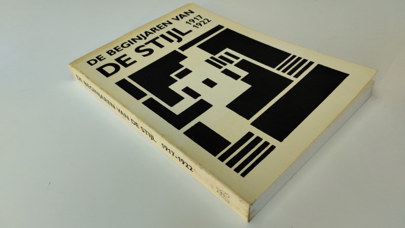 Tweedehands boek: De Beginjaren van De Stijl, 1917-1922 van auteur Carel Blotkamp - In redelijke staat. Zowel kaft als pagina's verkleurd. Pagina,s onbeschreven en goed in de binding