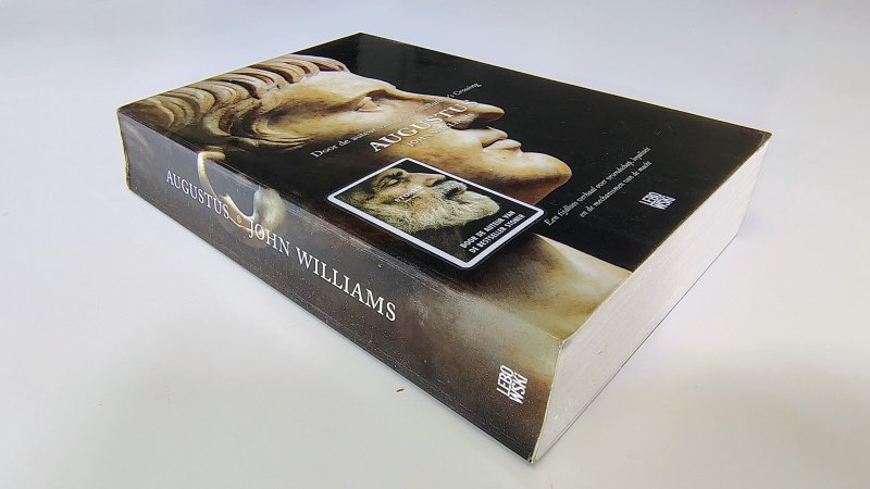 Tweedehands boek: Augustus van auteur John Williams - Geplastificeerde paperback met flappen, licht scheef ruggetje en lichte gebruikerssporen randen kaft. Aantekening en reliëf stempeltje voorin, verder onbeschreven en netjes.