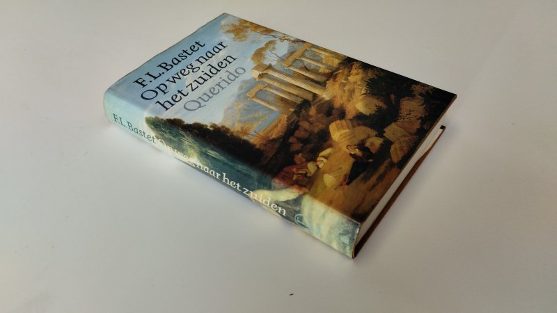 Tweedehands boek: Op weg naar het zuiden van auteur Frédéric Louis Bastet - In goede staat. Nederlandstalige hardcover met stofomslag. Ex Libris relief stempel voorin. Roestvlekjes op de schutbladen. Zowel kaft als pagina's zijn licht verkleurd. Pagina's zijn onbeschreven en netjes.