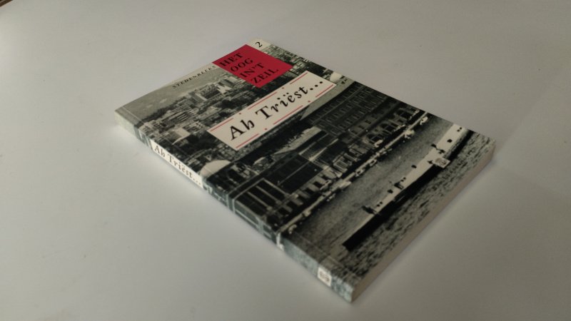 Tweedehands boek: Ah Triëst ... (Het oog in 't zeil stedenreeks) van auteur Jan Paul Hinrichs - In goede staat. Nederlandstalige paperback met ex libris stempel voorin. Pagina's netjes en onbeschreven. Bovenkant snede kleine ouderdomsvlekjes waar te nemen.