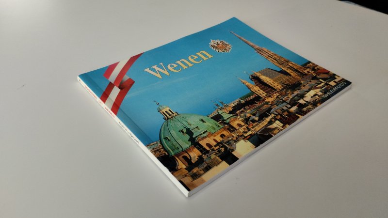 Tweedehands boek: Wenen van auteur Diverse auteurs - In goede staat. Nederlandstalig softcover boekje. Lichte gebruikssporen aan kaft. Pagina’s netjes. Rijk geïllustreerd met kleurenfoto’s.