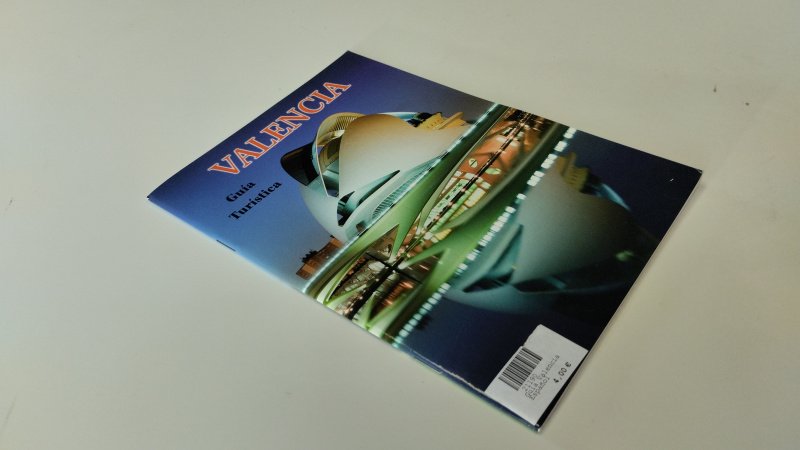 Tweedehands boek: Valencia van auteur Diverse auteurs - In goede staat. Spaanstalig geniet softcover boekje. Lichte gebruikssporen aan kaft. Pagina’s netjes. Geïllustreerd met kleurenfoto’s.