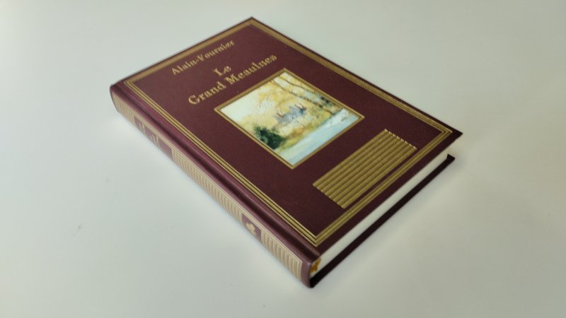Tweedehands boek: Le Grand Meaulnes van auteur Alain-Fournier - In zeer goede staat. Franstalige hardcover. Band en pagina’s zeer netjes. Luxe uitgave met goudopdruk op kaft en rug. Nauwelijks gebruikssporen. Met leeslint