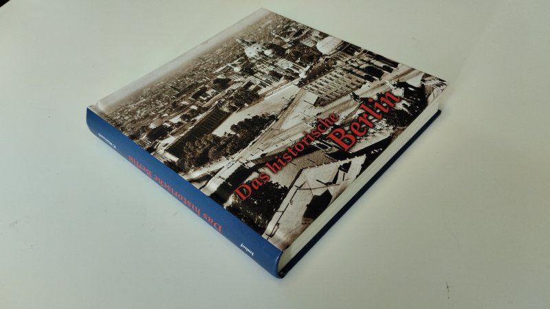 Tweedehands boek: Das Historische Berlin van auteur Paul Wiezorek - In goede staat. Duitstalige hardcover zonder stofomslag. Band en pagina’s netjes. Rijk geïllustreerd met historische zwart-witfoto’s. Lichte gebruikssporen.Ex Libris relief stempel voorin