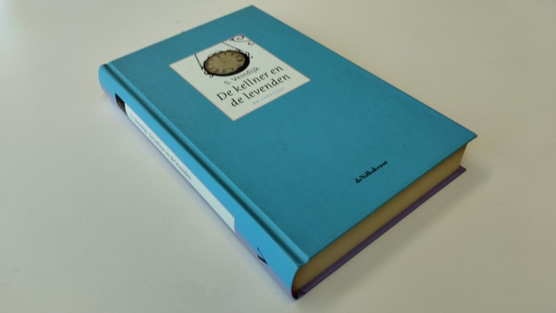 Tweedehands boek: De Kellner en de levenden van auteur S. Vestdijk - In zeer goede staat. Nederlandstalige hardcover zonder stofomslag. Band en pagina’s zeer netjes. Nauwelijks gebruikssporen.