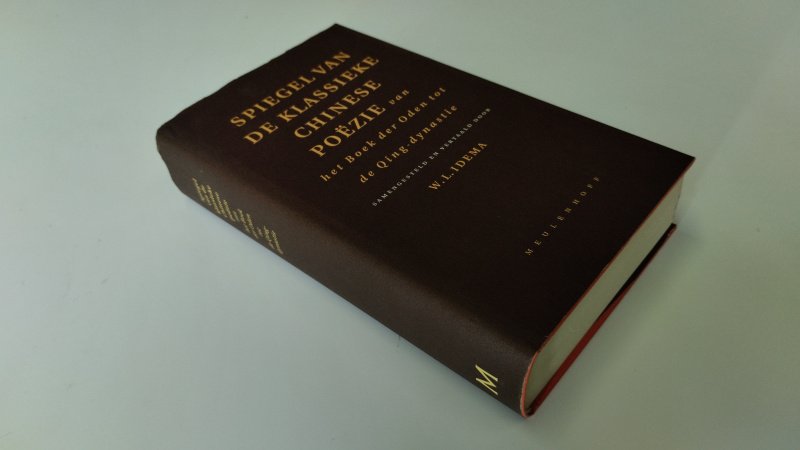Tweedehands boek: Spiegel van de klassieke Chinese poëzie van auteur W.L. Idema - In goede staat. Nederlandstalige hardcover zonder stofomslag. Band lichte gebruikssporen aanwezig. Pagina’s netjes en schoon. Dikke literaire uitgave. Ex Libris relief stempel voorin