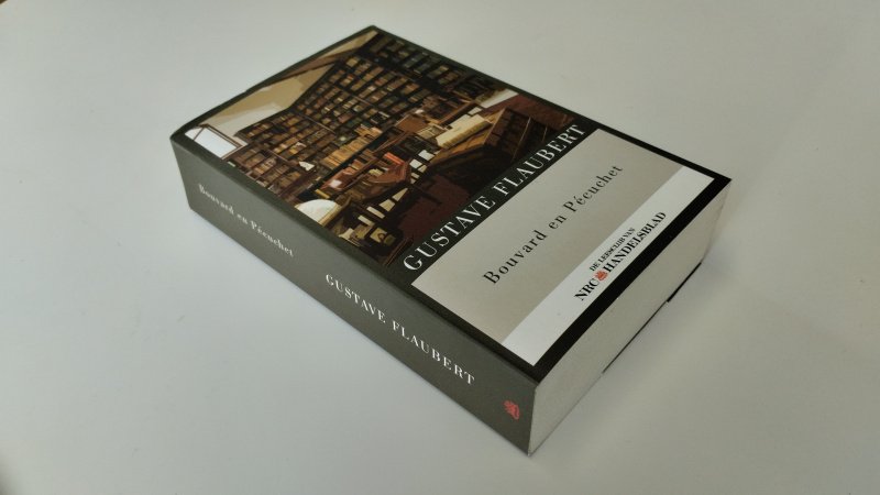 Tweedehands boek: Bouvard en Pécuchet van auteur Gustav Flaubert - In zeer goede staat. Nederlandstalige paperback. Kaft lichte gebruikssporen aanwezig. Pagina’s netjes en schoon. Dikke literaire uitgave. Ex Libris relief stempel voorin.