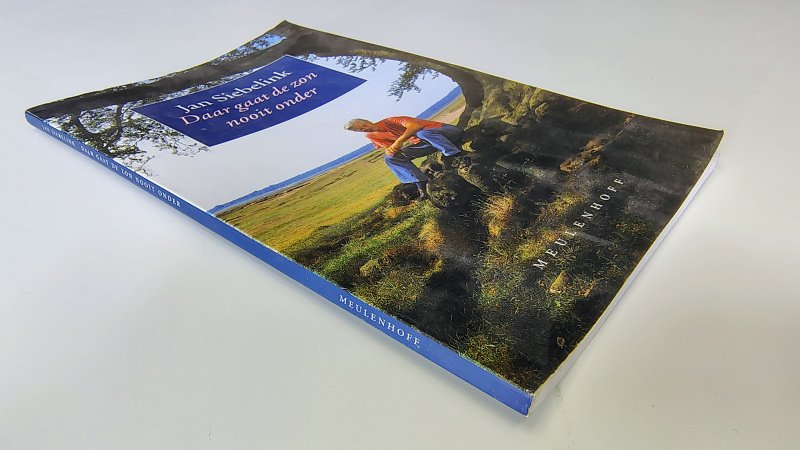 Tweedehands boek: Daar gaat de zon nooit onder van auteur Jan. Siebelink - Paperback in goede staat. Minimale gebruikerssporen puntjes kaft. Ex-libris voorin, verder onbeschreven en netjes.