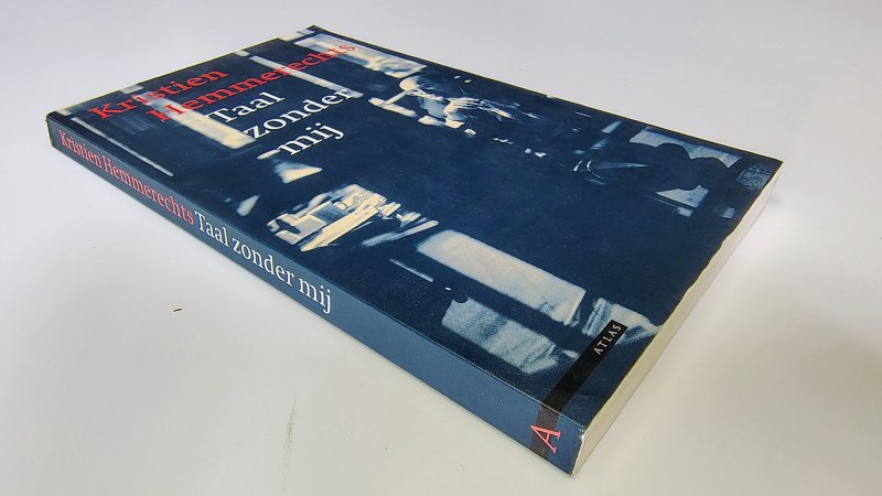 Tweedehands boek: Taal zonder mij van auteur Kristien Hemmerechts - Paperback met rechte rug en lichte leesvouw. Lichte gebruikerssporen puntjes kaft. Rode stempel en aantekening voorin, verder onbeschreven en netjes.