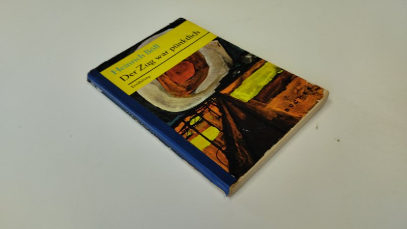 Tweedehands boek: Der Zug war punktlich van auteur Heinrich Boll - In redelijke staat. Duitstalige paperback. Kaft gebruikssporen, slijtage aan randen en lichte verkleuring aanwezig. Pagina’s licht verkleurd maar compleet en goed leesbaar. naam voorin geschreven,