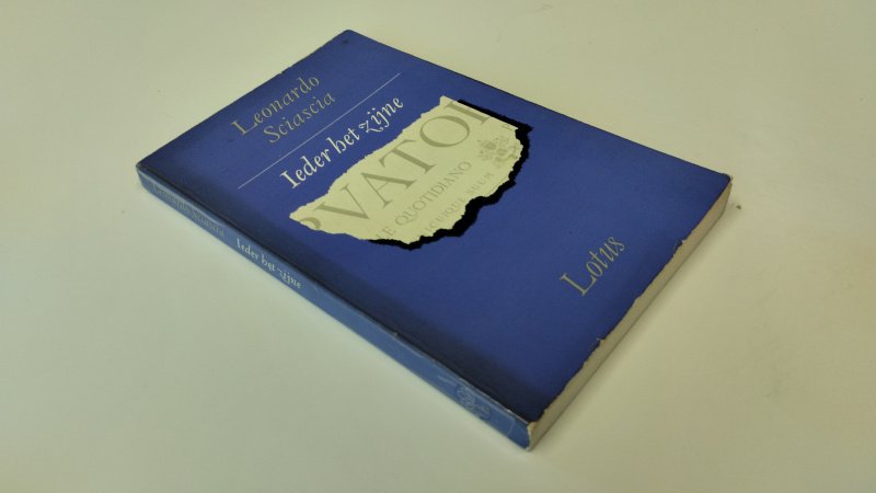 Tweedehands boek: Ieder het zijne van auteur Leonardo Sciascia - In redelijke tot goede staat. Nederlandstalige paperback. Kaft lichte gebruikssporen aan randen en hoekjes. OP schutblad geschreven, rest van de pagina’s netjes en schoon (wel iets verkleurd)