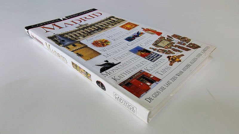 Tweedehands boek: Capitool reisgids Madrid van auteur Adam Hopkins en Mark Little - Paperback met flappen, hele lichte verkleuring kaft en witte pagina's verder onbeschreven en netjes.
