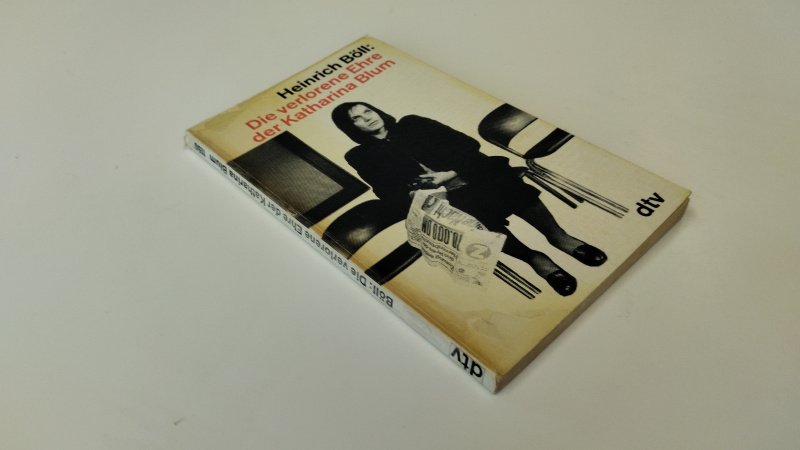 Tweedehands boek: Die verlorene Ehre der Katharina Blum van auteur Heinrich Boll - In redelijke staat. Duitstalige paperback. Kaft verkleurd en met duidelijke gebruikssporen, vouwsporen en slijtage aan randen en hoekjes. Pagina’s licht verkleurd maar compleet en goed leesbaar.