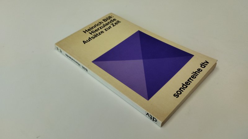 Tweedehands boek: Aufsatze zur Zeit van auteur Heinrich Boll - In goede staat. Duitstalige paperback. Kaft licht verkleurd met beperkte gebruikssporen aan randen en hoekjes. Pagina’s schoon en goed leesbaar.