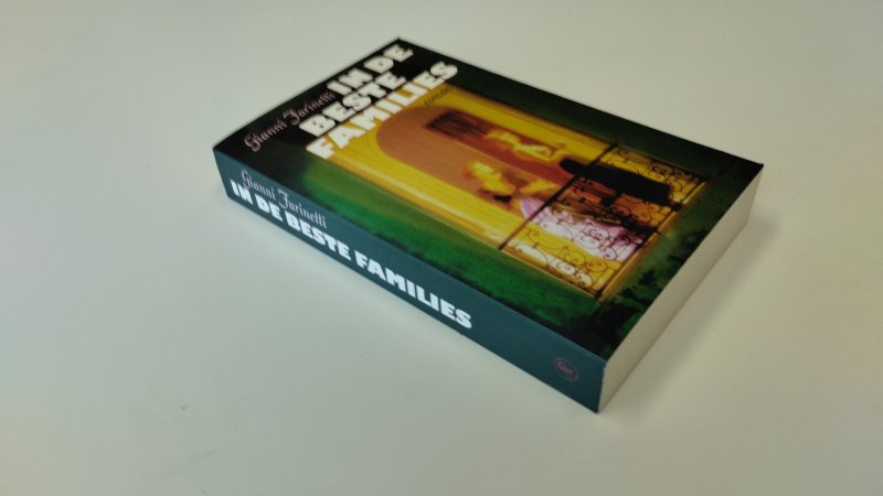 Tweedehands boek: In de beste families van auteur Gianni Farinetti - In zeer goede staat. Nederlandstalige paperback. Netjes en onbeschreven. Rechte rug.