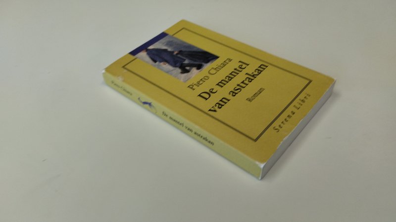 Tweedehands boek: De mantel van astrakan van auteur Piero Chiara - In goede staat. Nederlandstalige paperback. Kaft lichte gebruikssporen aan randen en hoekjes. Pagina’s schoon en stevig.