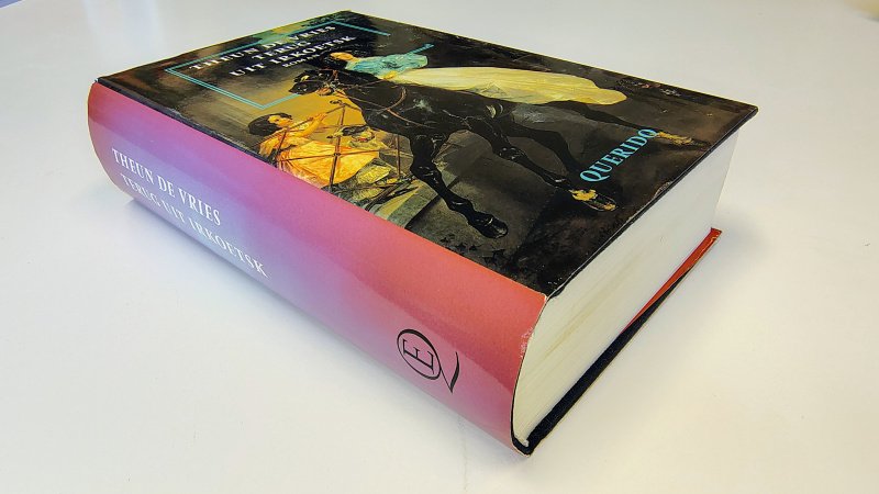 Tweedehands boek: Terug uit Irkoetsk van auteur Theun de Vries - Hardcover met stofomslag. Omslag bij de rug verkleurd en lichte gebruikerssporen langs de randen. Binnenwerk onbeschreven en netjes.