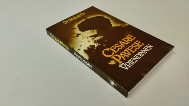 Tweedehands boek: Cesare Pavese van auteur Vriendinnen - In goede staat. Nederlandstalige paperback met flappen. Kaft lichte gebruikssporen. Pagina’s schoon en stevig.