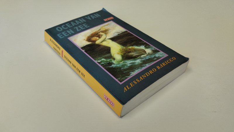 Tweedehands boek: Oceaan van een zee van auteur Alessandro Baricco - In goede staat. Nederlandstalige paperback. Kaft lichte gebruikssporen. Pagina’s schoon en stevig.