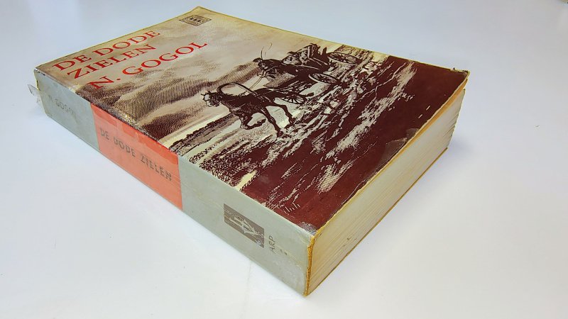 Tweedehands boek: De dode zielen, of De lotgevallen van Tchitchikow van auteur Nikolaj Gogol - Paperback  met rechte rug en leesvouwen. Plastic laag laat los. Gebruikerssporen randen kaft, naampje voorin. Verkleuring als in pocket verder onbeschreven en netjes.