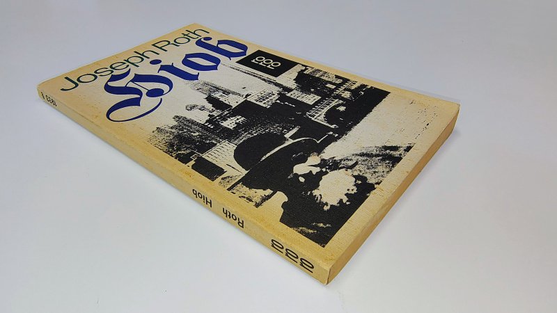 Tweedehands boek: Hiob van auteur Joseph Roth - Duitstalige Pocket met rechte rug zonder leesvouwen. Rug en kaft verkleurd, lichte vouw in laatste 50 blz, binnenwerk onbeschreven en goed in de binding.