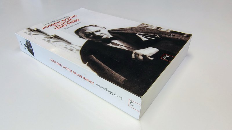 Tweedehands boek: Joseph Roths Flucht und Ende van auteur Soma Morgenstern - Duitstalige paperback met rechte rug en lichte leesvouwen. Lichte gebruikerssporen puntjes kaft, binnenwerk onbeschreven en netjes.
