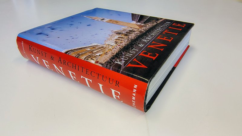 Tweedehands boek: Kunst en architectuur Venetië van auteur Marion Kaminski - Hardcover met stofomslag. Minimale gebruikerssporen randen omslag. Geen verkleuring omslag. Binnenwerk onbeschreven en netjes.