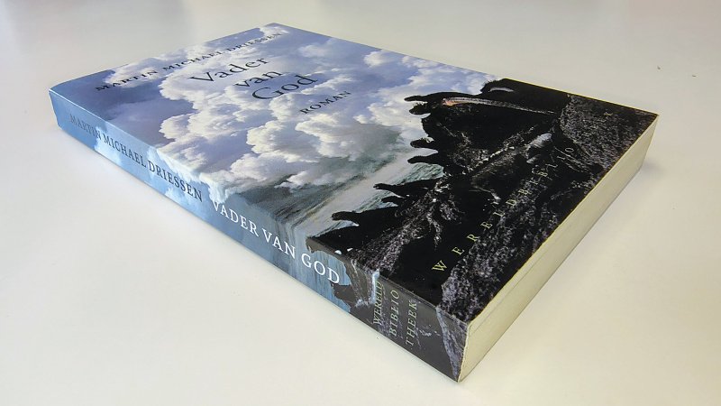 Tweedehands boek: Vader van God van auteur Martin Michael Driessen - Paperback met flappen, rechte rug zonder leesvouwen. Lichte gebruikerssporen puntjes kaft. Binnenwerk onbeschreven en netjes.