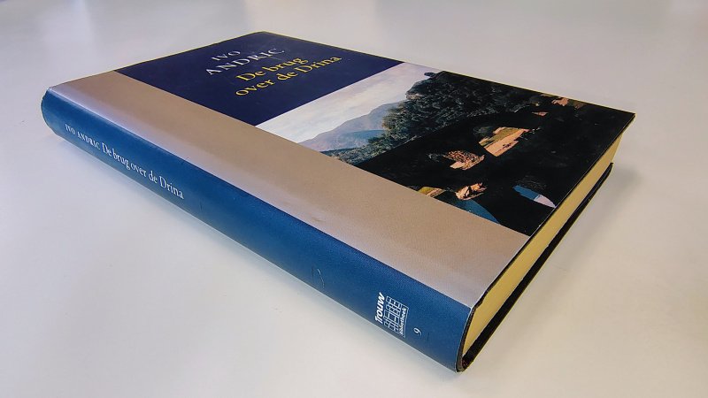 Tweedehands boek: De Brug over de Drina van auteur Ivo Andric - Hardcover met stofomslag. Lichte gebruikerssporen puntjes omslag. De bruin grijze balk op de voorkant omslag is langs de rug licht verkleurd. Binnenwerk onbeschreven en netjes.