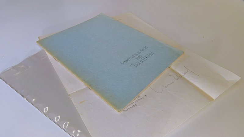 Tweedehands boek: Sonnetten in de nacht van auteur Jan H. Eekhout - Geniete paperback met begeleidende brief. Kaft licht verkleurd langs de randen en rug. Binnenwerk netjes en voorzien van handtekening.