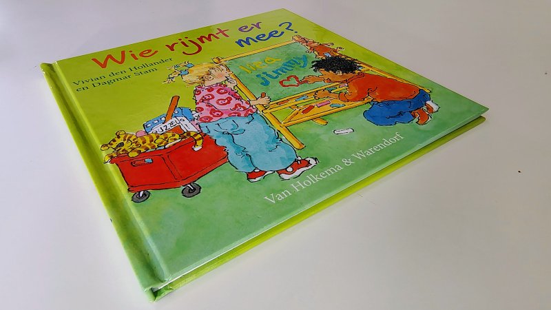 Tweedehands boek: Wie rijmt er mee? van auteur Vivian Den Hollander en Dagmar Stam - Hardcover oogt aan de voorkant als nieuw, achterkant aan de bovenrand 5 spikkels en klein slijtage plekje rug. Witte bladzijdes heel licht verkleurd, verder onbeschreven en netjes.