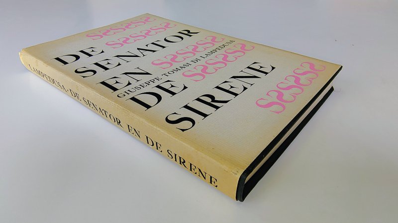 Tweedehands boek: De senator en de sirene en andere verhalen van auteur Giuseppe Tomasi di Lampedusa - Hardcover met stofomslag. Omslag verkleurd en lichte slijtage langs de randen, achterzijde wat groene vlekjes. Kaft is als nieuw. Binnenwerk onbeschreven en netjes.