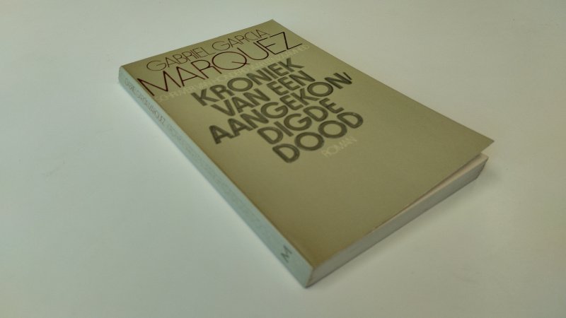 Tweedehands boek: Kroniek van een aangekondigde dood van auteur Gabriel Garcia Marquez - Nederlandstalige paperback, licht scheve rug, geschreven op het schutblad. Pagina's netjes en pnbeschreven.
