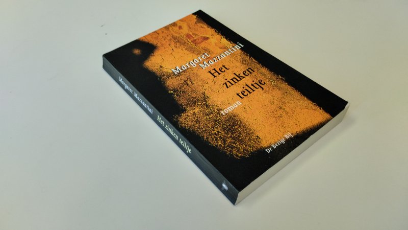 Tweedehands boek: Het zinken teiltje van auteur Margaret Mazzantini - In goede staat. Nederlandstalige paperback. Scheve rug en lichte gebruikerssporen. Pagina's netjes en onbeschreven.