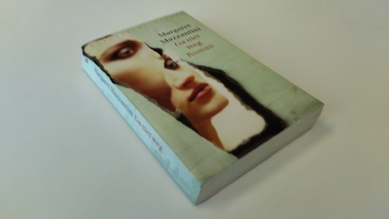 Tweedehands boek: Ga niet weg van auteur Margaret Mazzantini - In goede staat. Nederlandstalige softcover met flappen. Scheve rug, pagina's netjes en onbeschreven.