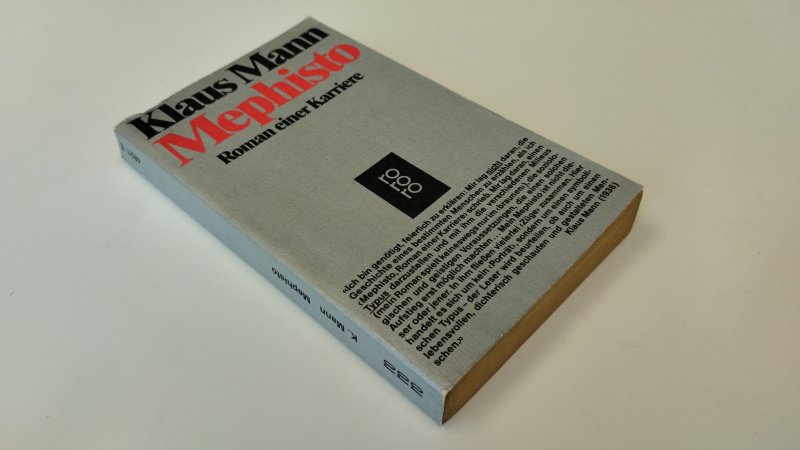Tweedehands boek: Mephisto van auteur Klaus Mann - In goede staat. Duitstalige paperback. Lichte gebruikerssporen aan de kaft. Pagina's vergeeld, maar netjes en onbeschreven.