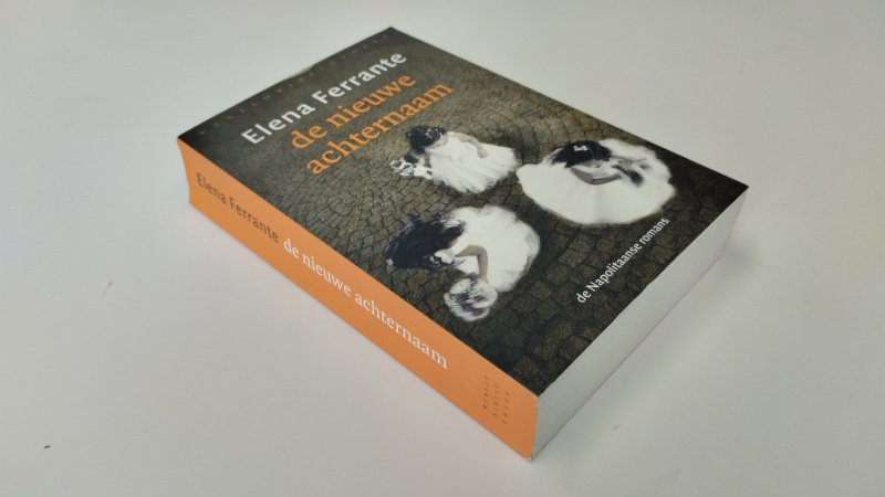 Tweedehands boek: De nieuwe achternaam van auteur Elena Ferrante - In goede staat. Nederlandstalige paperback. Kaft en pagina’s verkeren in nette staat met lichte gebruikssporen