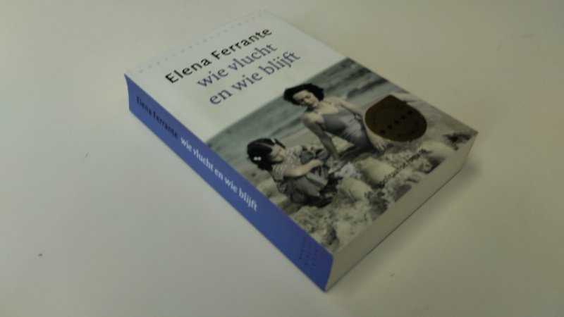 Tweedehands boek: Wie vlucht en wie blijft van auteur Elena Ferrante - In goede staat. Nederlandstalige paperback met flappen. Kaft en pagina’s verkeren in nette staat met lichte gebruikssporen.