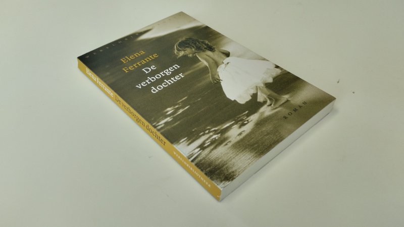 Tweedehands boek: De verborgen dochter van auteur Elena Ferrante - In goede staat. Nederlandstalige paperback. Kaft en pagina’s netjes. Lichte gebruikssporen.