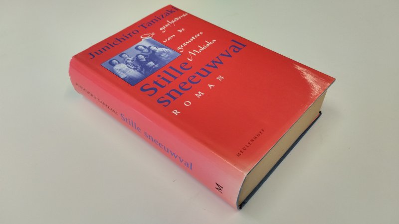 Tweedehands boek: Stille sneeuwval van auteur junichiro Tanizaki - In goede staat. Nederlandstalige hardcover met stofomslag. Stofomslag en kaft vertonen lichte gebruikssporen. Pagina's vergeeld maar schoon en netjes.