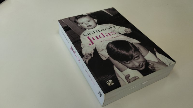 Tweedehands boek: Judas van auteur Astrid Holleeder - In redelijke tot goede staat. Nederlandstalige paperback. Kaft en pagina's netjes met lichte gebruikssporen.