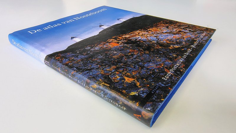 Tweedehands boek: De atlas van Nooteboom van auteur Eddy Posthuma de Boer - Hardcover met stofomslag, oogt aan de buitenkant als nieuw. Binnenin ex-libris relief stempel en lichte verkleuring witte bladzijdes.