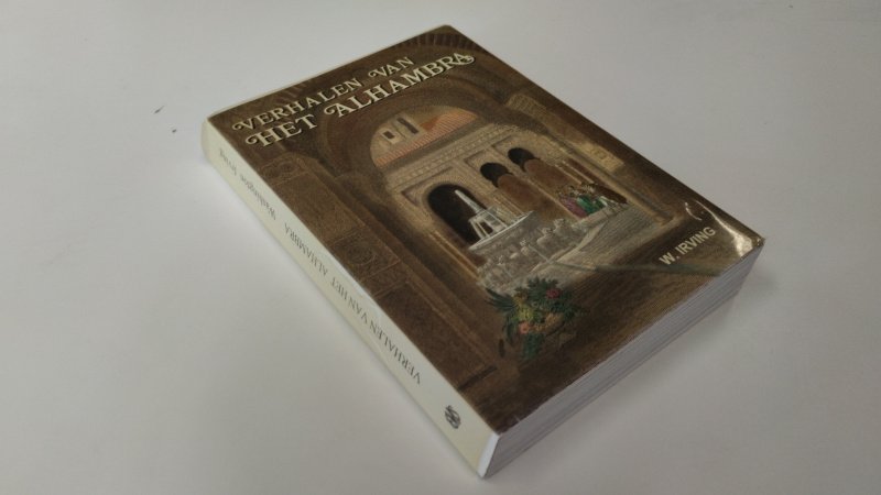Tweedehands boek: Verhalen van het Alhambra van auteur Washington Irving - In goede staat. Nederlandse paperback met flappen. Kaft en pagina's licht verkleurd, maar netjes en onbeschreven.