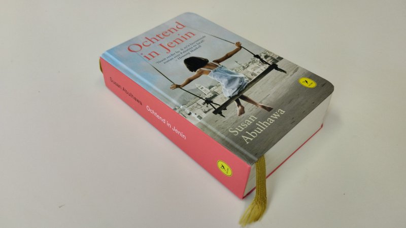 Tweedehands boek: Ochtend in Jenin van auteur Susan Abulhawa - In zeer goede staat. Nederlandstalige hardcover met leeslint. Pagina's zijn netjes en schoon.